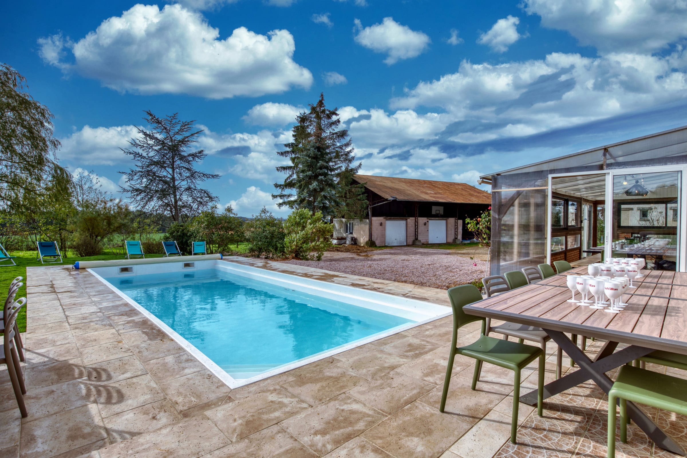 Piscine, terrasse, table à manger et jardin